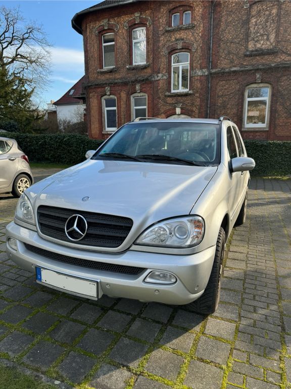 Silber Gebraucht 2005 Mercedes ML270 SUV | 17.500 € - Bild 1/4