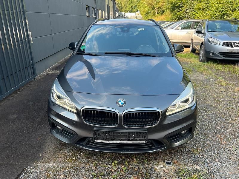 Grau Gebraucht 2016 BMW 218 Active Tourer Advantage Van / Kleinbus | 8.999 € (Superpreis) - Bild 1/4