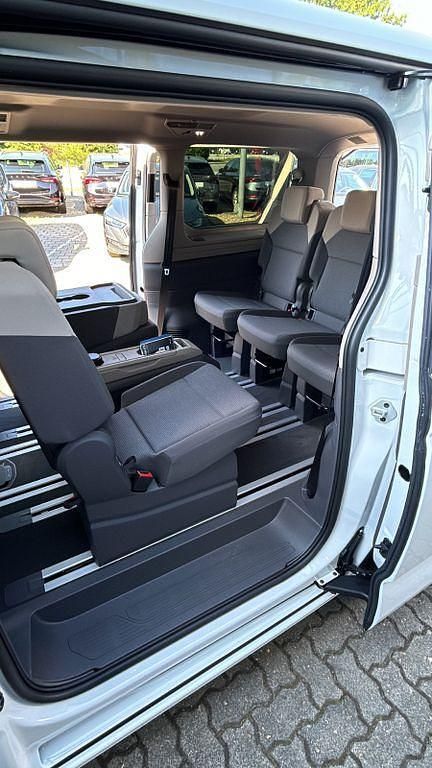 Second-hand VW Multivan 150 CP (110 kW) 2024 Alb Monovolum