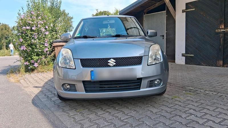Grau Gebraucht 2005 Suzuki Swift Limousine | 4.350 € (Etwas zu teuer) - Bild 1/4