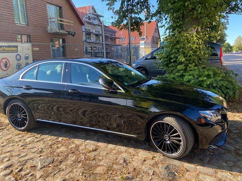 Schwarz Gebraucht 2017 Mercedes E200 Avantgarde Limousine | 22.200 € (Fairer Preis) - Bild 1/4