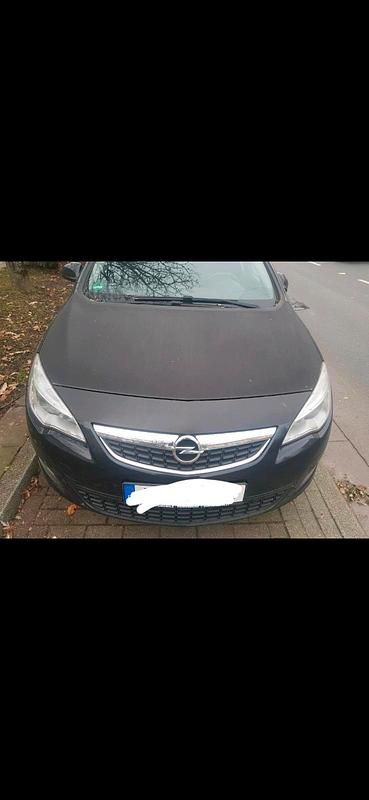 Gebraucht Opel Astra 140 PS (102 kW) 2012 Schwarz Limousine
