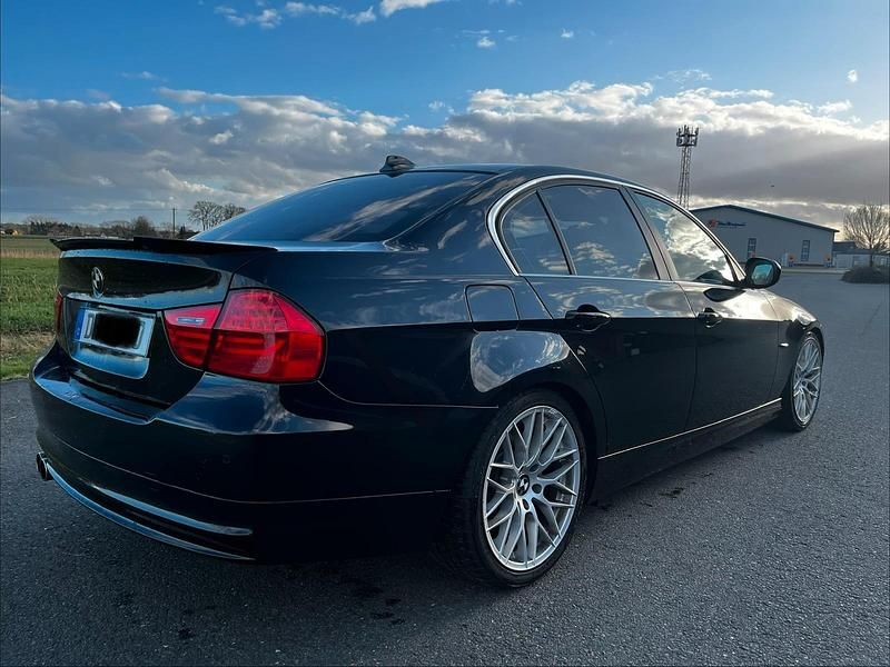 Gebraucht BMW 330 245 PS (180 kW) 2011 Schwarz Limousine