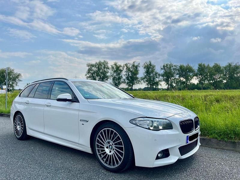 Weiß Gebraucht 2016 BMW 520 M Sport Kombi | 17.000 € (Teuer) - Bild 1/4