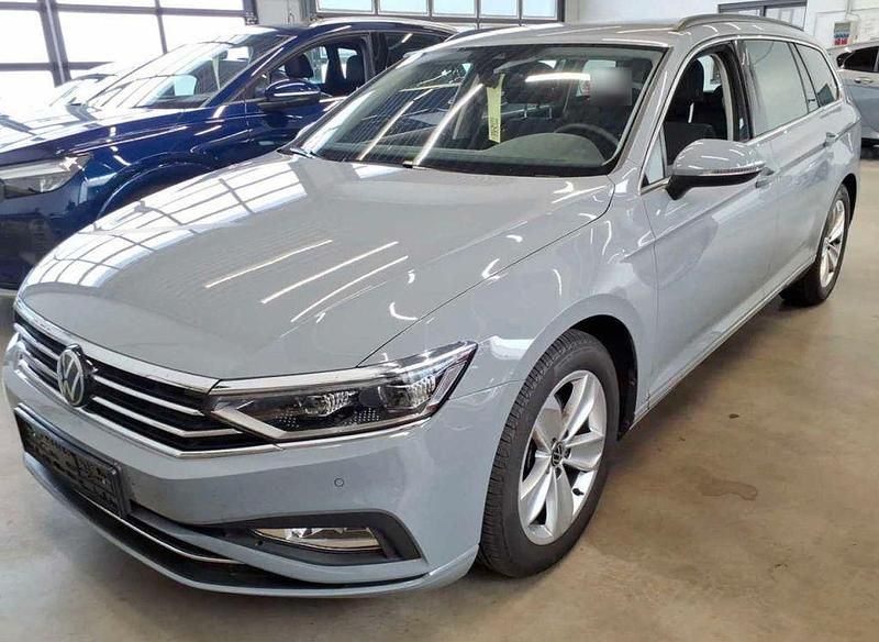 Grau Gebraucht 2024 VW Passat Business Limousine | 31.900 € (Superpreis) - Bild 1/4