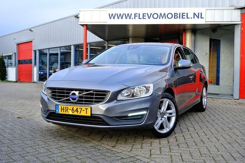 Grau Gebraucht 2015 Volvo V60 Momentum Kombi | 10.750 € (Guter Preis) - Bild 1/4