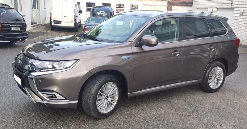 Braun Gebraucht 2019 Mitsubishi Outlander P-HEV Basis SUV | 16.800 € (Fairer Preis) - Bild 1/4