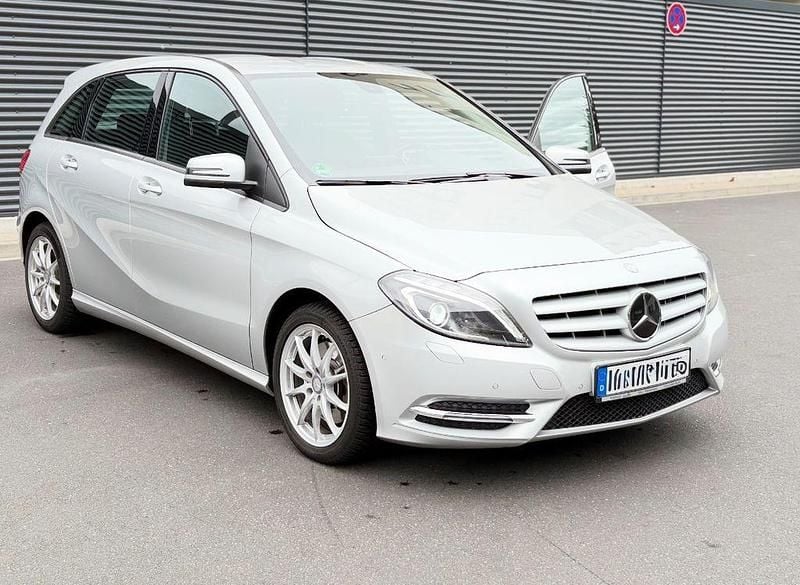 Silber Gebraucht 2015 Mercedes B250 Style Van / Kleinbus | 14.499 € (Guter Preis) - Bild 1/4
