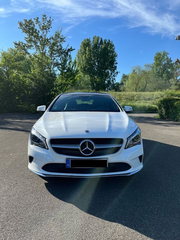 Weiß Gebraucht 2018 Mercedes CLA200 Shooting Brake Urban Kombi | 21.399 € (Guter Preis) - Bild 1/4
