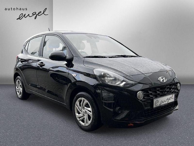 Gebraucht Hyundai i10 Select 67 PS (49 kW) 2023 Schwarz Kleinwagen