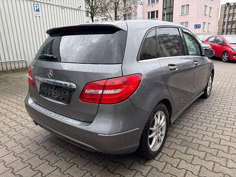 Gebraucht Mercedes B180 122 PS (89 kW) 2012 Grau Van / Kleinbus