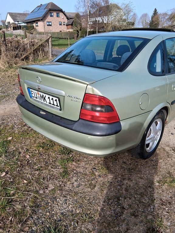 Gebraucht Opel Vectra 136 PS (100 kW) 1996 Gold Limousine