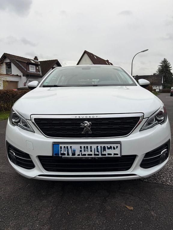 Weiß Gebraucht 2021 Peugeot 308 Active Limousine | 12.100 € (Etwas zu teuer) - Bild 1/4