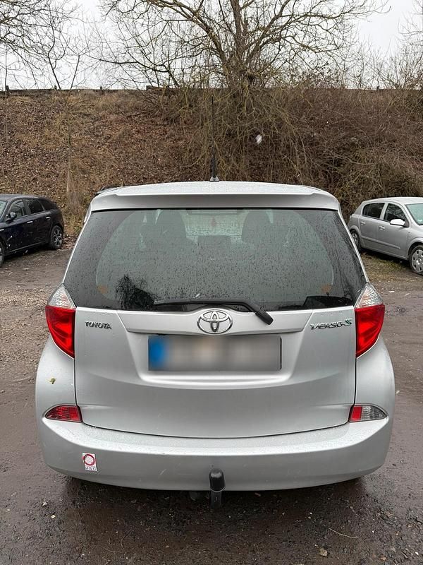Gebraucht Toyota Verso-S 66 PS (48 kW) 2012 Silber Van / Kleinbus
