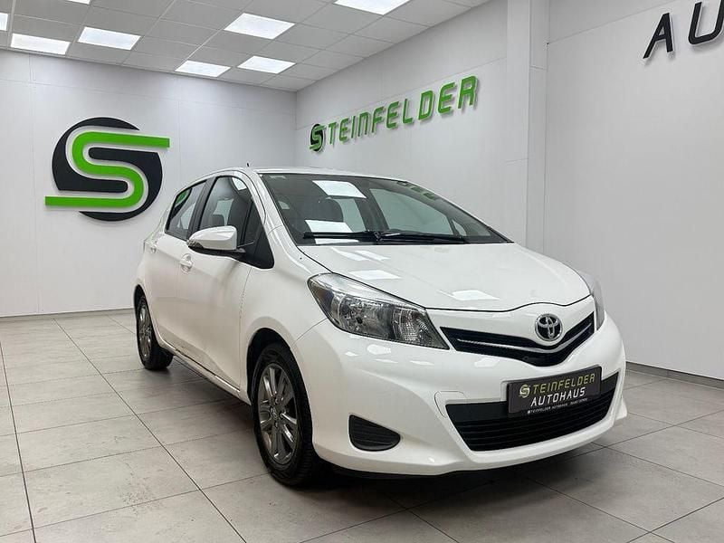 Weiß Gebraucht 2014 Toyota Yaris Edition Limousine | 5.490 € (Superpreis) - Bild 1/4