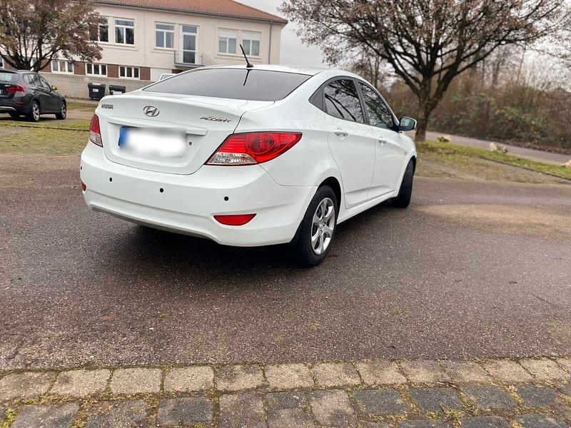 Gebraucht Hyundai Accent 107 PS (78 kW) 2012 Weiß Limousine