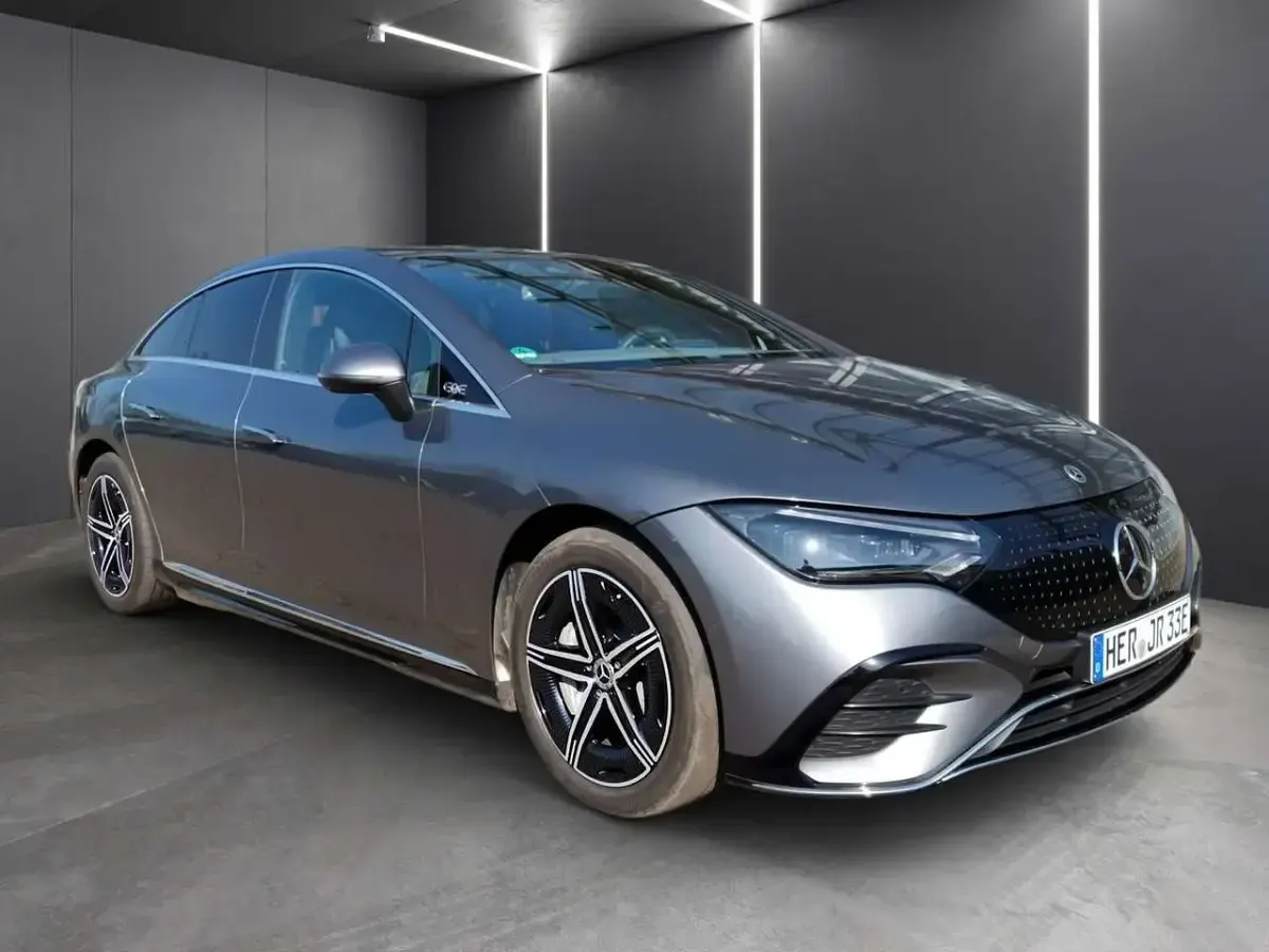 Gebraucht Mercedes EQE300 AMG line 180 kW (245 PS) 2022 Selenitgrau  metalliclack Limousine