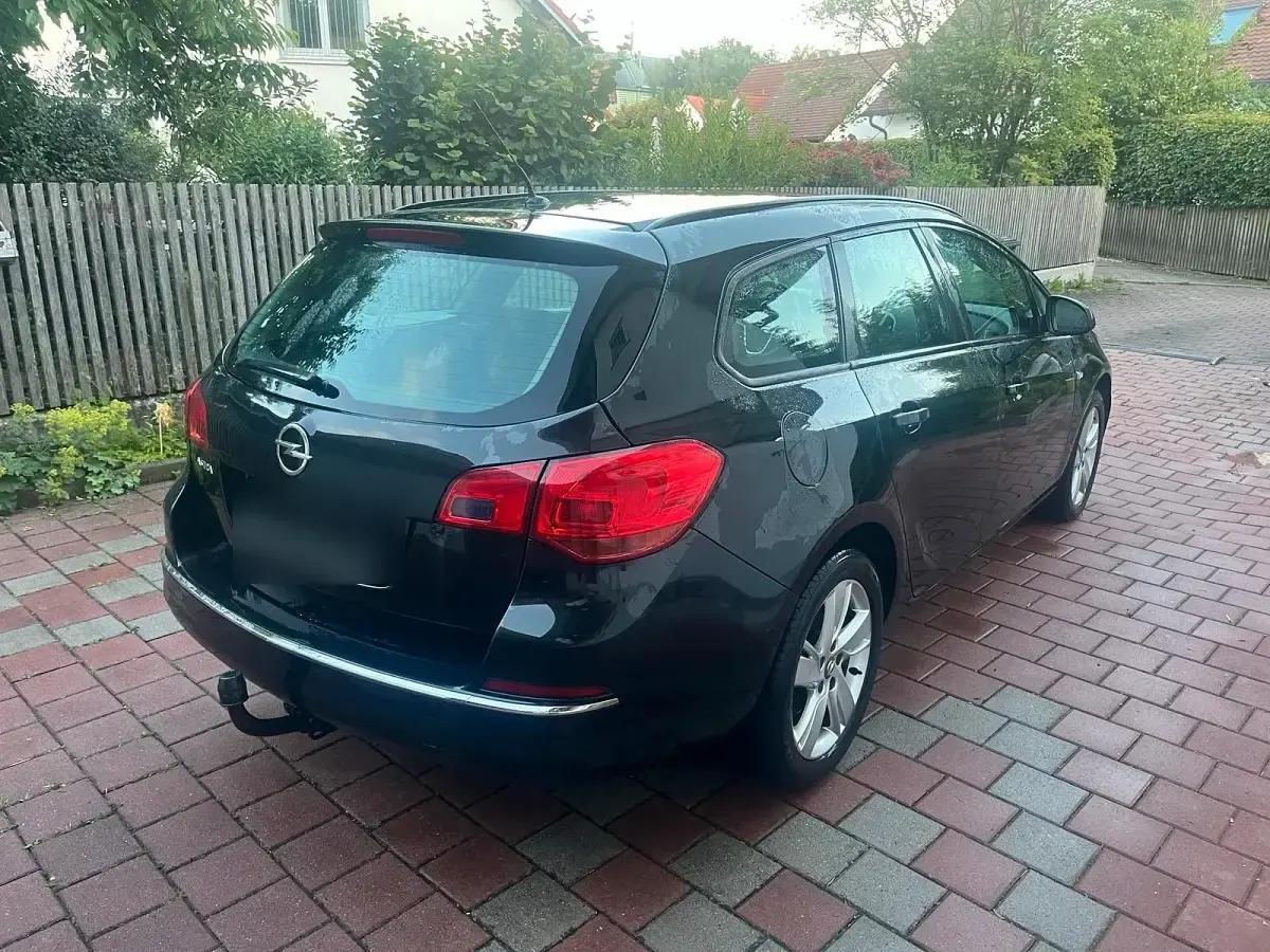 Gebraucht Opel Astra 131 PS (96 kW) 2013 Schwarz Kombi