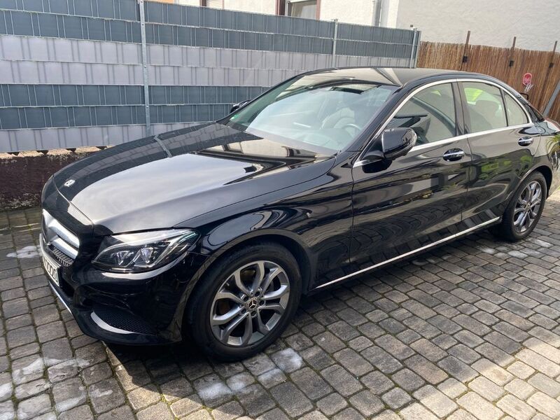 Schwarz Gebraucht 2018 Mercedes C180 Limousine | 19.400 € (Fairer Preis) - Bild 1/4