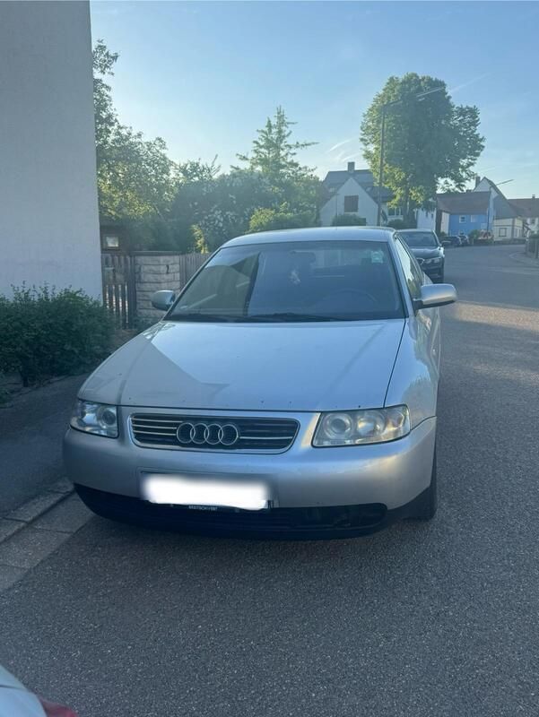 Silber Gebraucht 2002 Audi A3 Attraction Limousine | 950 € (Guter Preis) - Bild 1/4