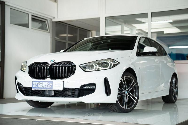 Weiß Gebraucht 2022 BMW 120 M Sport Kleinwagen | 31.450 € (Etwas zu teuer) - Bild 1/4