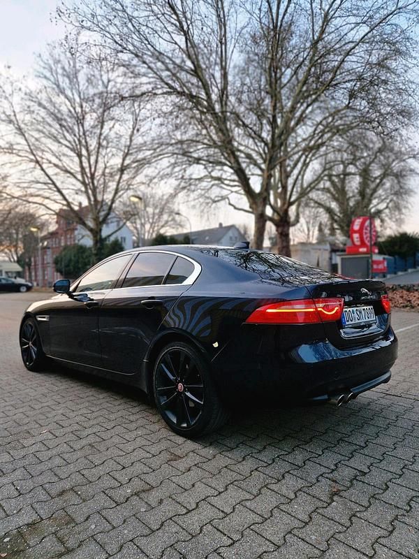 Blau Gebraucht 2019 Jaguar XE Limousine | 10.900 € (Fairer Preis) - Bild 1/4