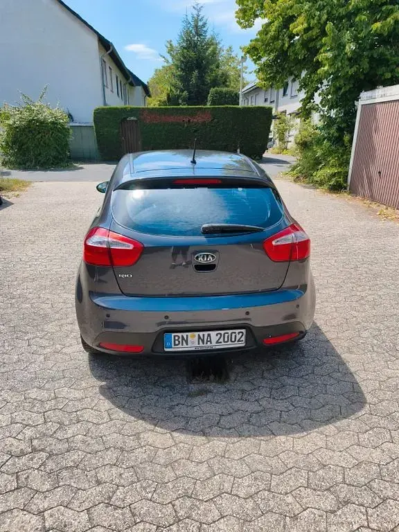 Gebraucht Kia Rio Attract 86 PS (63 kW) 2012 Grau Limousine