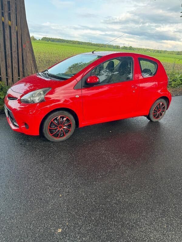 Rot Gebraucht 2014 Toyota Aygo Kleinwagen | 3.750 € (Fairer Preis) - Bild 1/4