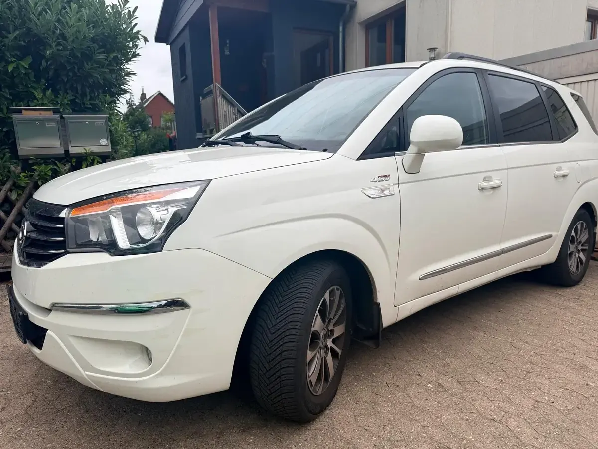 Gebraucht SsangYong Rodius 175 PS (128 kW) 2017 Weiß Van / Kleinbus