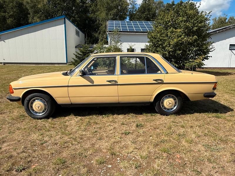 Gebraucht Mercedes E230 136 PS (100 kW) 1980 Gelb Limousine