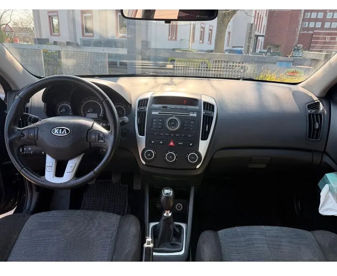 Gebraucht Kia Ceed 126 PS (92 kW) 2010 Schwarz Kleinwagen
