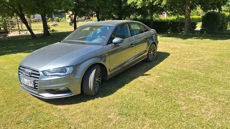 Grau Gebraucht 2015 Audi A3 S-Line Limousine | 17.500 € (Etwas zu teuer) - Bild 1/4