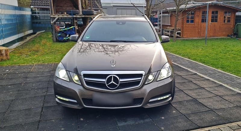 Gebraucht Mercedes E250 Avantgarde 204 PS (150 kW) 2012 Braun Kombi