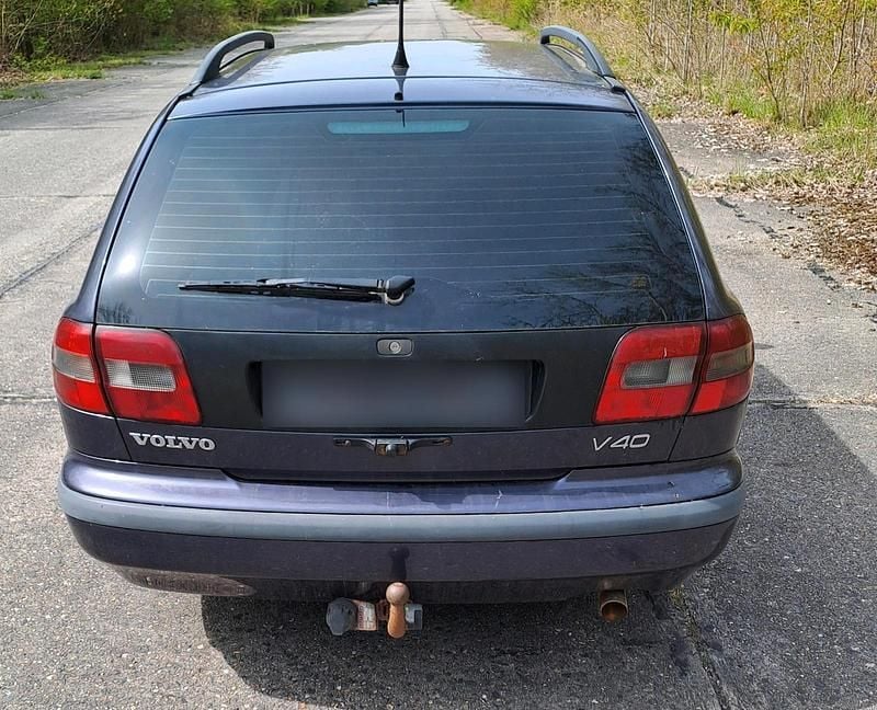 Gebraucht Volvo V40 115 PS (84 kW) 1997 Violet Kombi