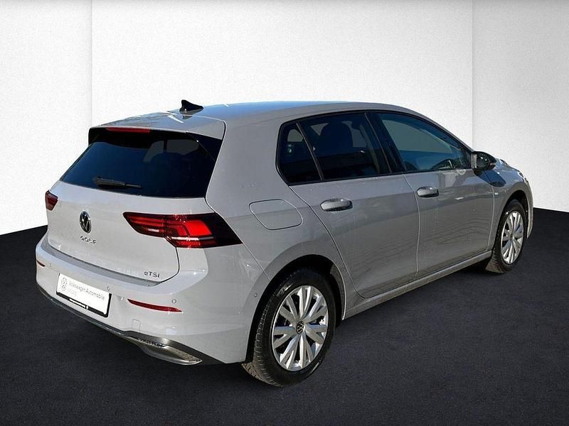 Neu VW Golf VIII 150 PS (110 kW) 2026 Grau Limousine