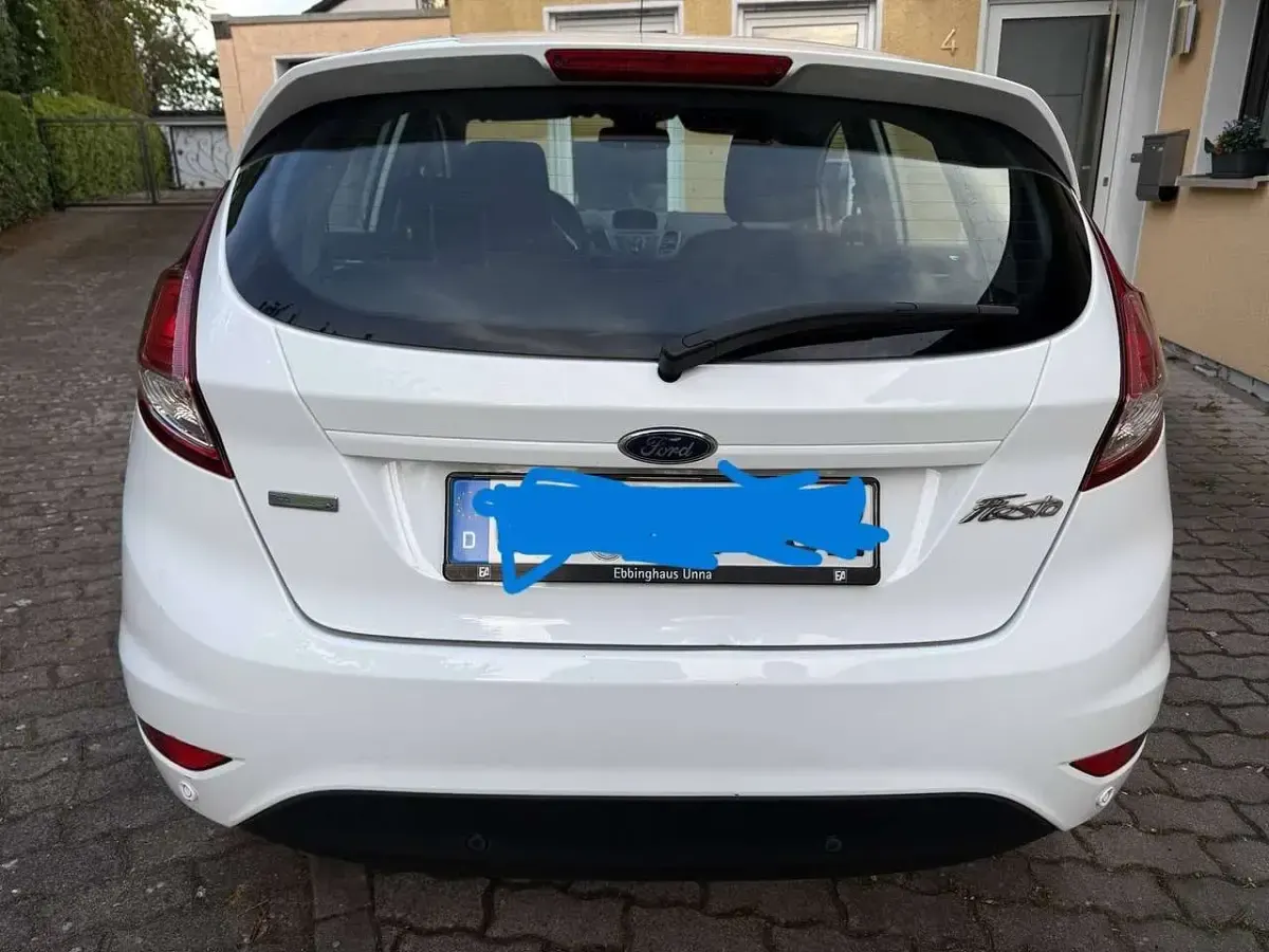 Używany Ford Fiesta Celebration 101 KM (74 kW) 2016 Biały Hatchback