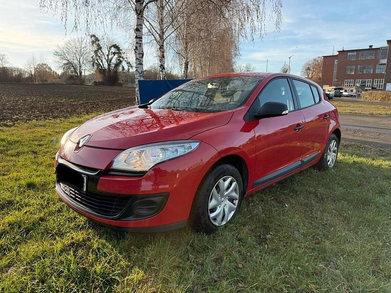 Rot Gebraucht 2013 Renault Mégane Limousine | 3.650 € - Bild 1/4