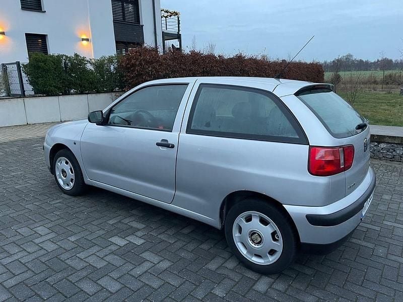 Silber Gebraucht 2001 Seat Ibiza Kleinwagen | 950 € (Guter Preis) - Bild 1/4