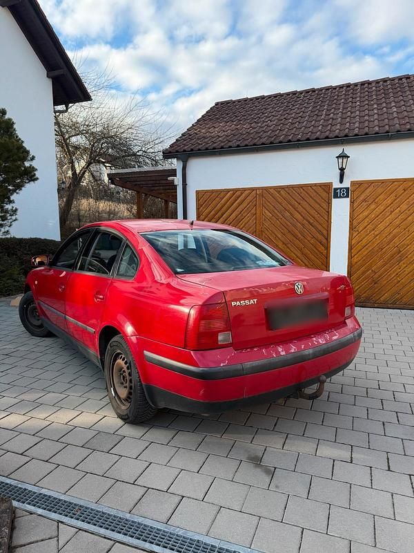 Gebraucht VW Passat 125 PS (91 kW) 1999 Rot Limousine
