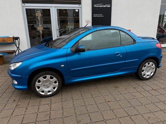 Blau Gebraucht 2004 Peugeot 206 CC Tendance Cabrio | 5.990 € - Bild 1/4