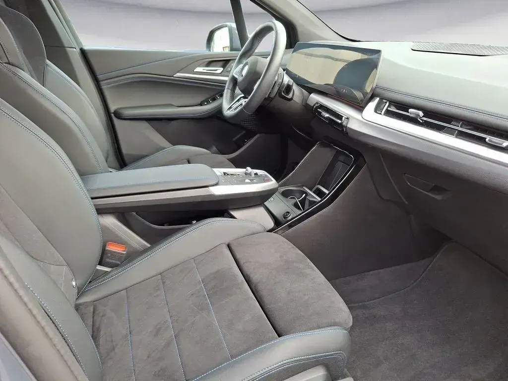 Gebraucht BMW 220 Active Tourer Performance 170 PS (125 kW) 2025 Silber Van / Kleinbus
