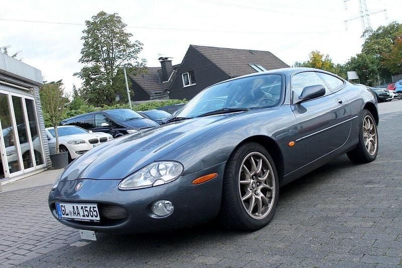 Grau Gebraucht 2002 Jaguar XKR Coupé | 7.900 € - Bild 1/4