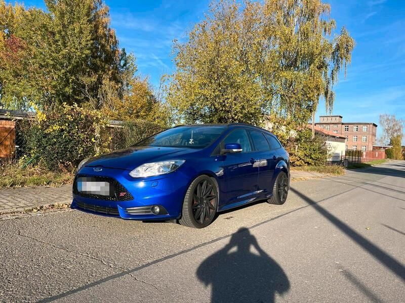 Blau Gebraucht 2013 Ford Focus ST Kombi | 10.246 € (Etwas zu teuer) - Bild 1/4
