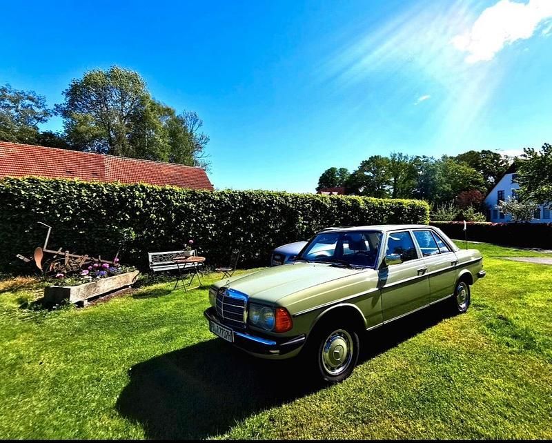 Gebraucht Mercedes 200 94 PS (69 kW) 1979 Grün Limousine
