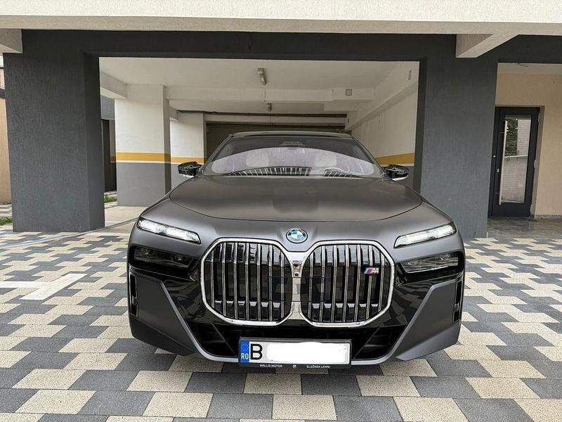Grau Gebraucht 2024 BMW M760e Performance Limousine | 148.800 € (Teuer) - Bild 1/4