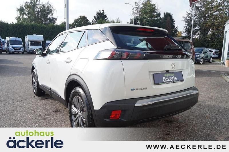 Gebraucht Peugeot e-2008 Active 100 kW (136 PS) 2022 Lack weiss perlglänzend/typ au SUV
