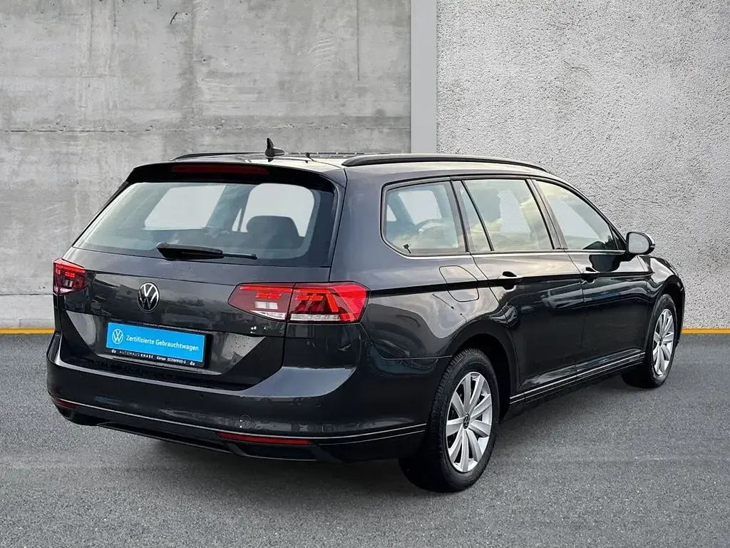 Gebraucht VW Passat Basis 150 PS (110 kW) 2022 Grau Kombi