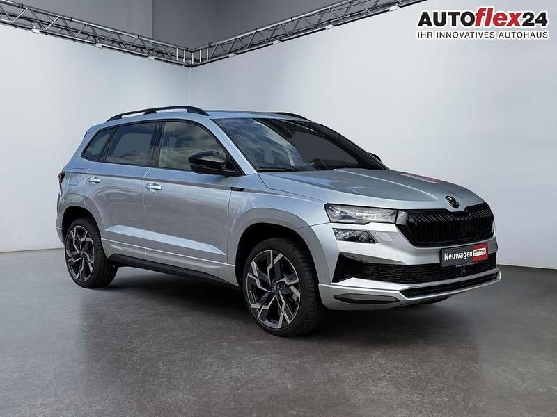 Moonweis metallic Neu 2025 Skoda Karoq SportLine SUV | 36.605 € (Fairer Preis) - Bild 1/4