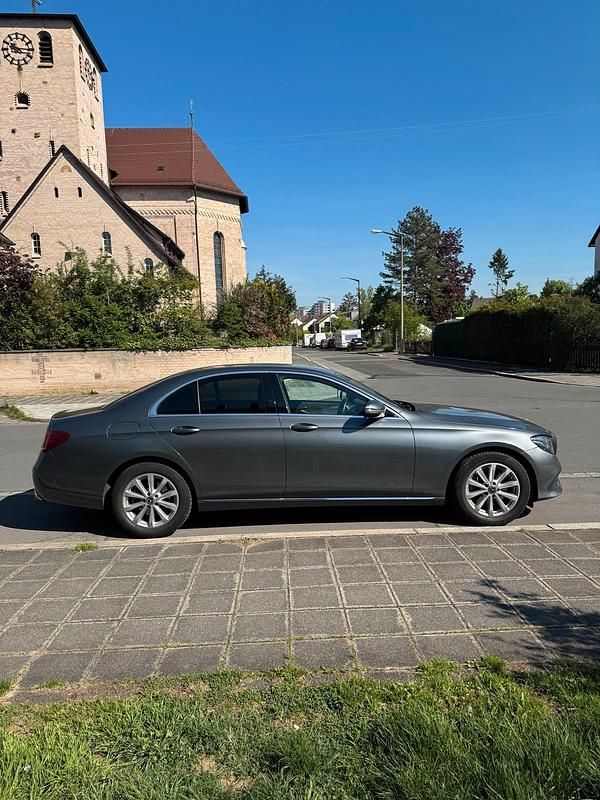 Grau Gebraucht 2018 Mercedes E200 Avantgarde Limousine | 24.000 € (Fairer Preis) - Bild 1/4