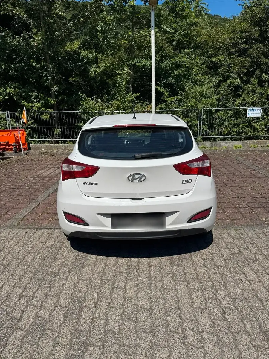 Gebraucht Hyundai i30 99 PS (72 kW) 2014 Weiß Limousine